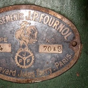 Piqueuse FOURNOL. Plaque de marque